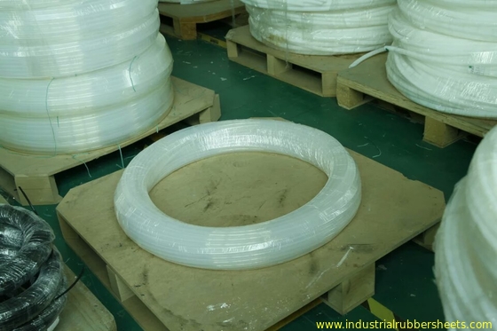 Industriële Rang Witte Gevormde PTFE Buis/Maagdelijke PTFE de Pijp Vlotte Oppervlakte van 100%